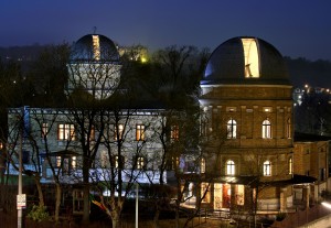Kuffner-Sternwarte bei Nacht